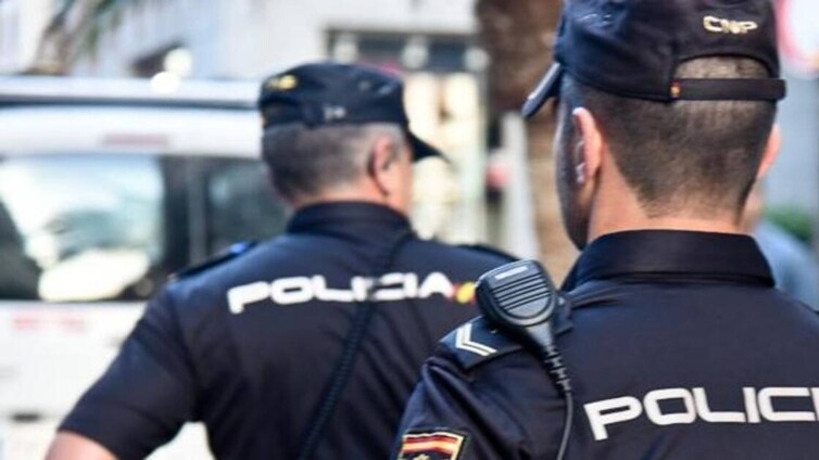 Dos personas detenidas por robar cometas de Kitesurf, teléfono móvil y otros efectos particulares