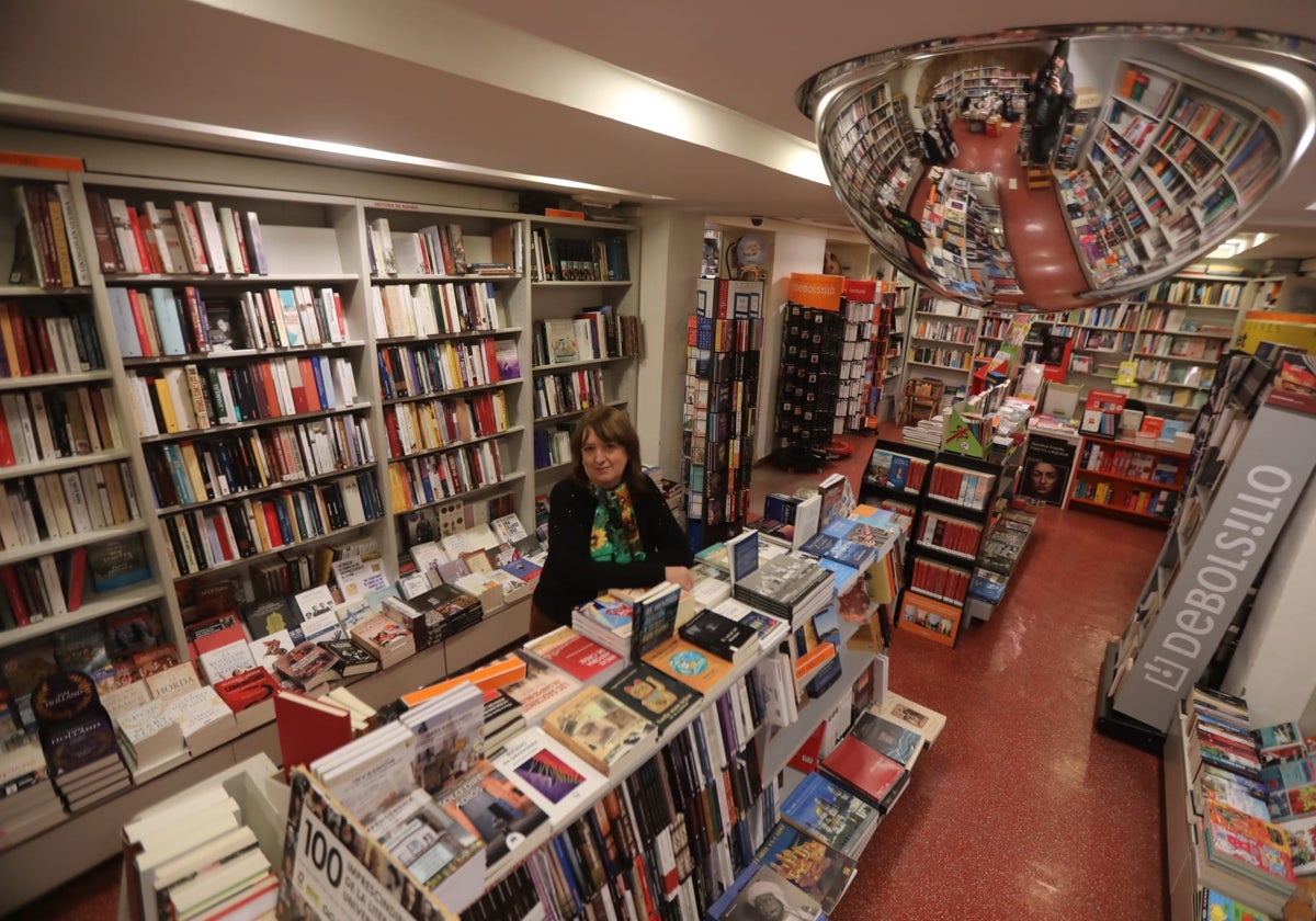 Charo Sáez, encargada en la librería Quorum