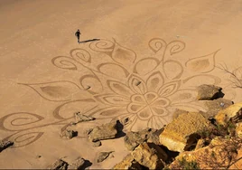 Un espectacular dibujo efímero en la arena de La Cala del Aceite de Conil  alerta del peligro de los microplásticos en las playas de Cádiz