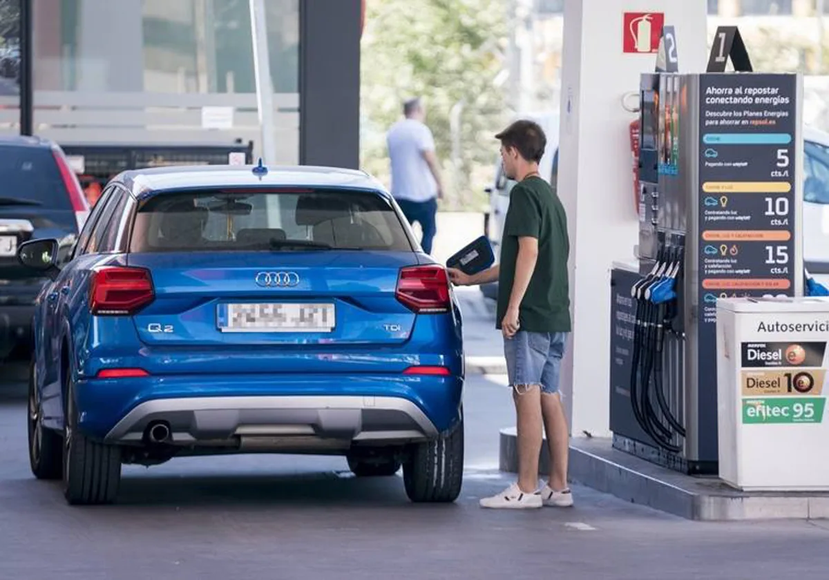 Un usuario echando gasolina a su coche.