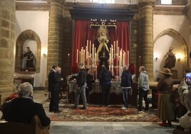 Cádiz revive su fervor al Señor de Medinaceli con el besapiés