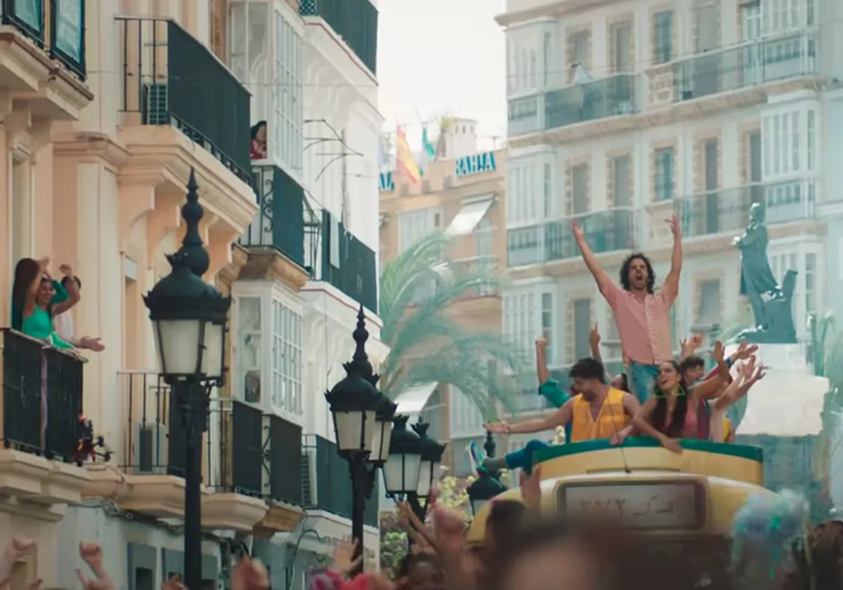 Imagen del videoclip en una escena grabada en la calle Nueva con la estatua de Moret al fondo