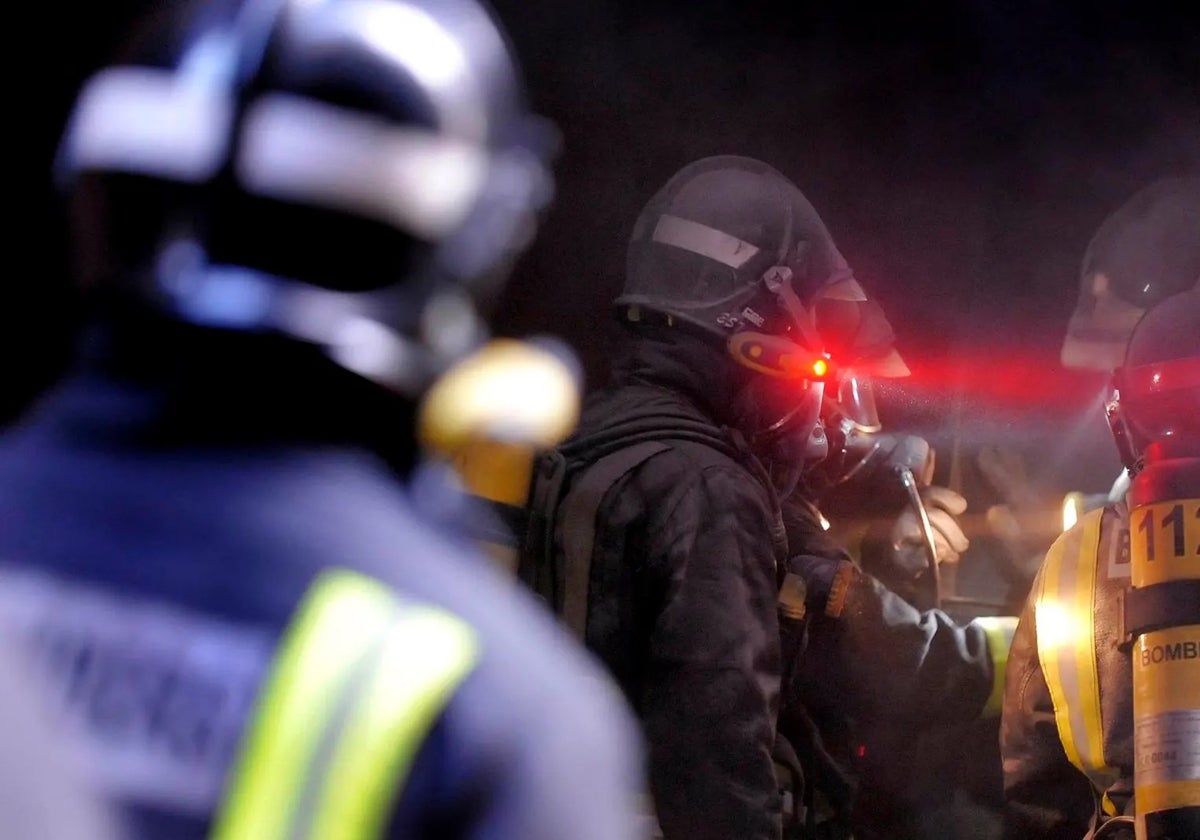 Los bomberos, trabajando en el incendio