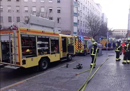 Un incendio en la calle Grazalema en Cádiz obliga a asisitir a cuatro personas
