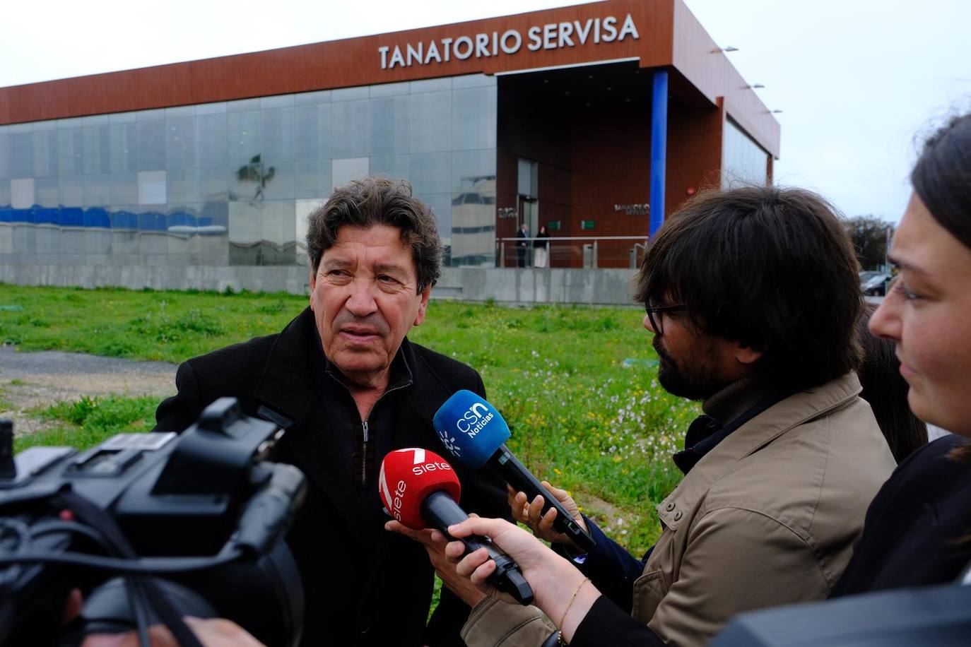 Fotos: La sociedad gaditana da su último adiós al socialista Carlos Díaz