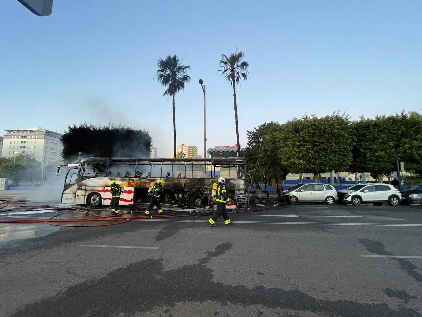 FOTOS: El autobús, reducido a un amasijo de hierros tras arder frente a la gasolinera