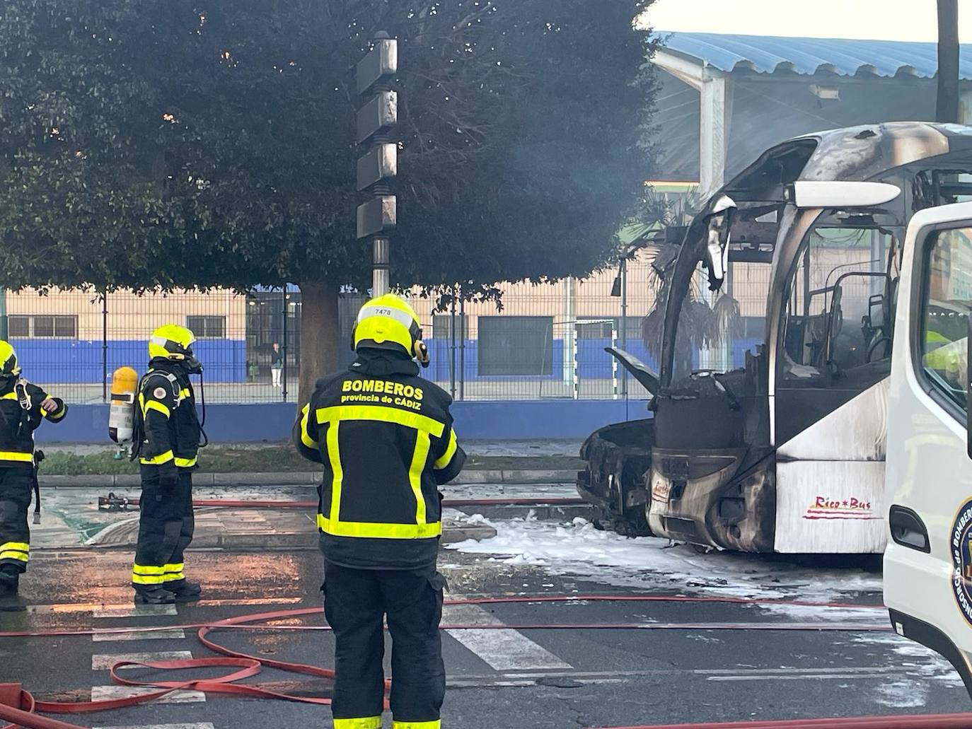 FOTOS: El autobús, reducido a un amasijo de hierros tras arder frente a la gasolinera