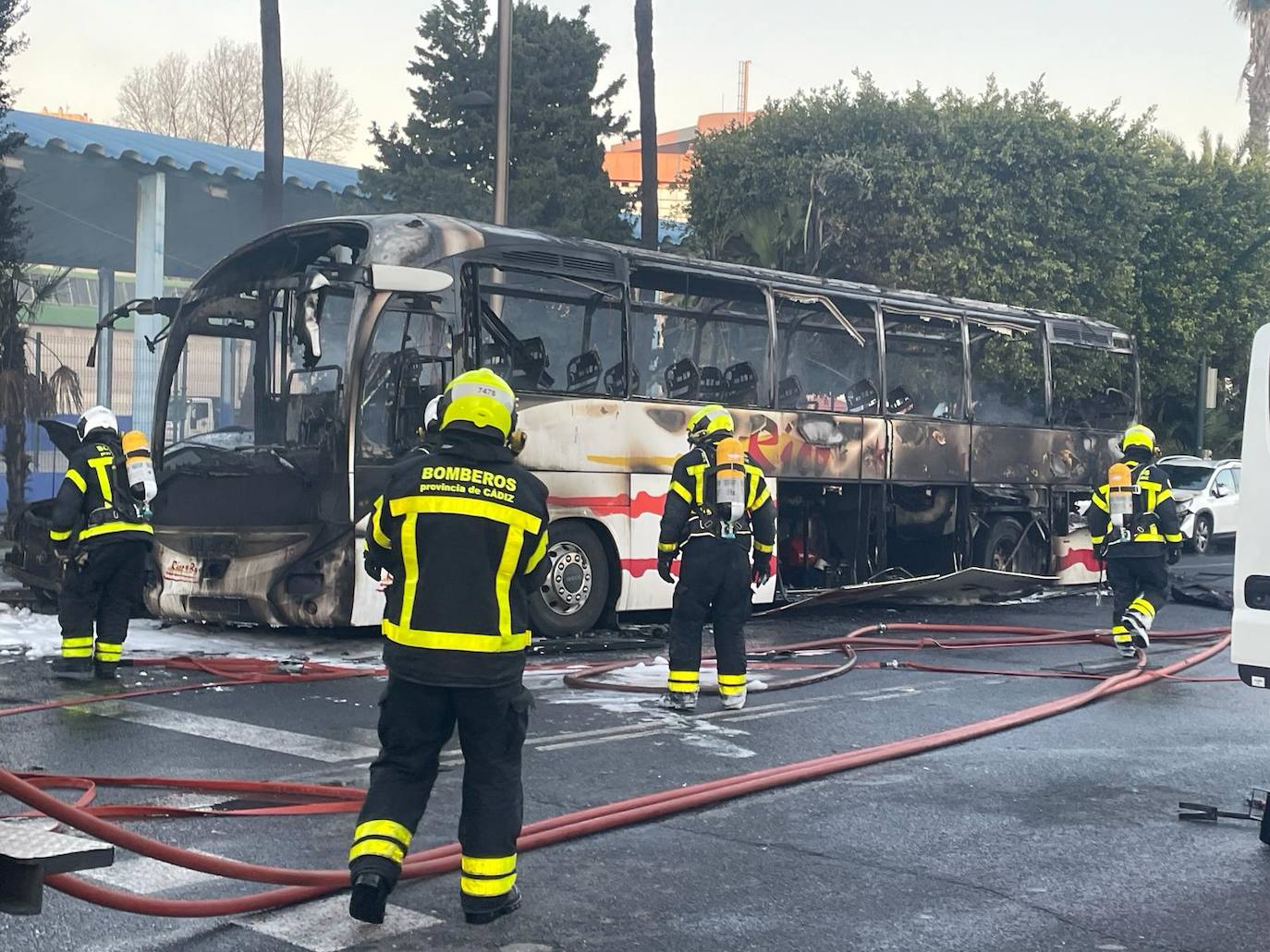 FOTOS: El autobús, reducido a un amasijo de hierros tras arder frente a la gasolinera
