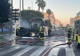 Arde un autobús frente a la gasolinera de la Avenida nueva, en Cádiz