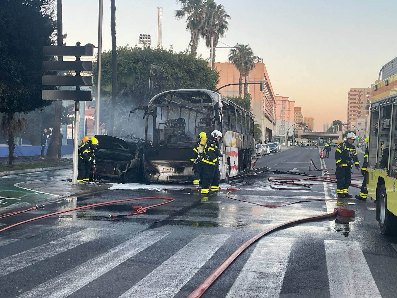 FOTOS: El autobús, reducido a un amasijo de hierros tras arder frente a la gasolinera