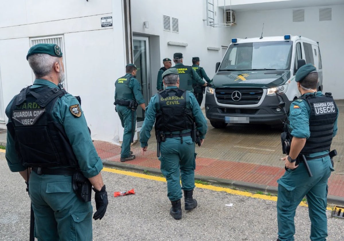 Guardias civiles en Barbate.