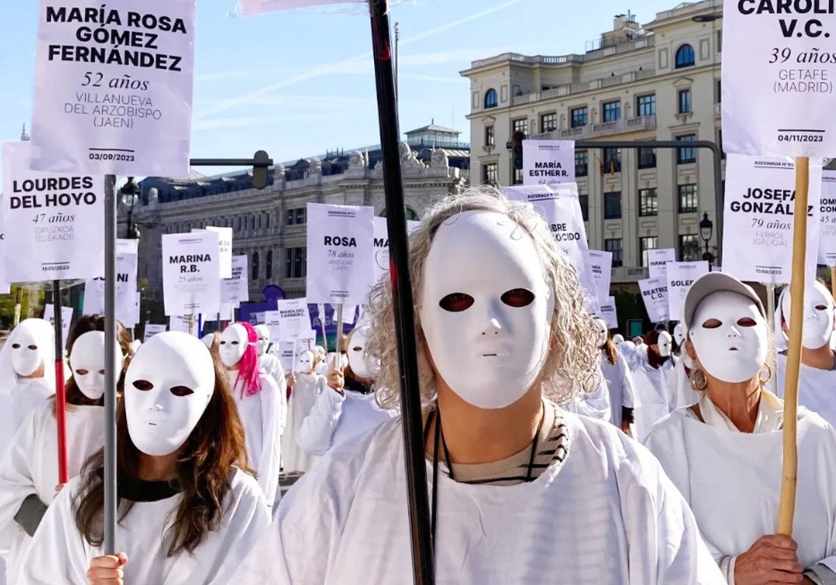 Concentración en Cádiz para representar a las mujeres asesinadas en Andalucía