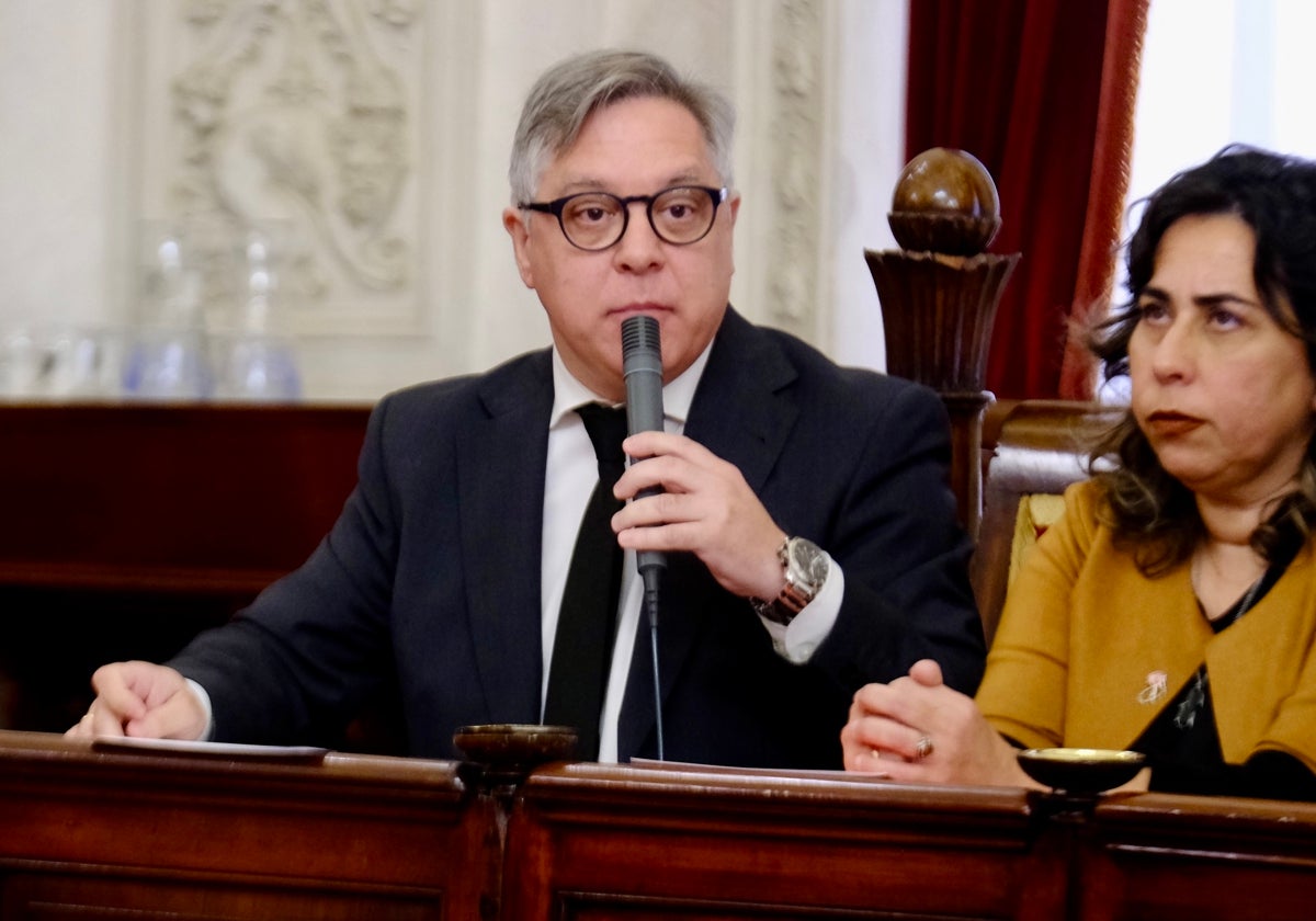 Óscar Torres, durante una intervención en el Salón de Plenos del Ayuntamiento de Cádiz.