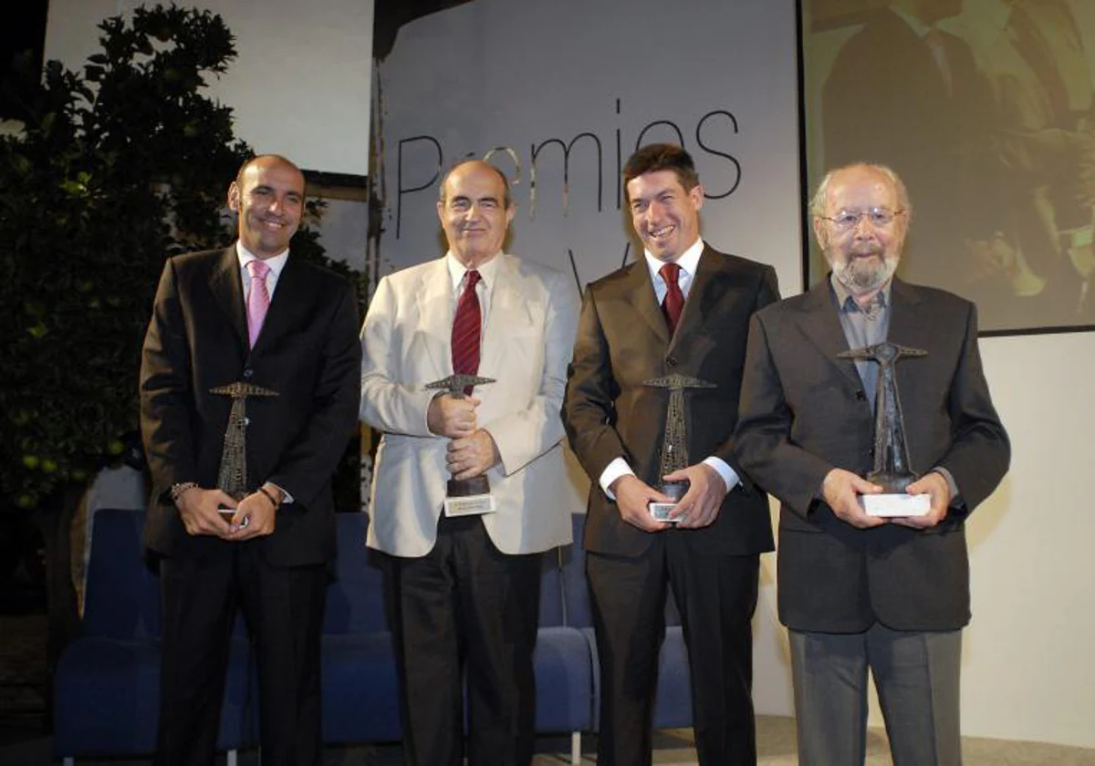 Pablo Grosso, segundo por la derecha, fue Premio LA VOZ en 2007 junto a Monchi, Javier Manterola y Caballero Bonald