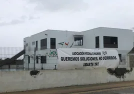Los vecinos de El Palmar se oponen al derribo de las viviendas ilegales y «reclaman soluciones»