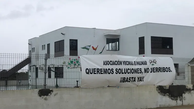 Los vecinos de El Palmar se oponen al derribo de las viviendas ilegales y «reclaman soluciones»