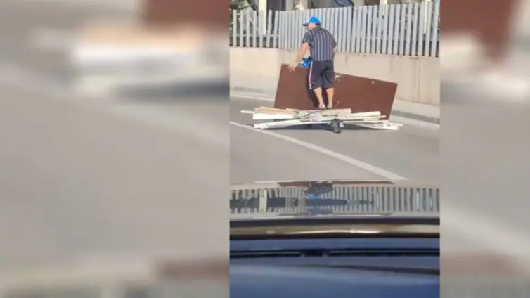 Grabado un hombre usando su patinete eléctrico para transportar materiales de obra en San Fernando