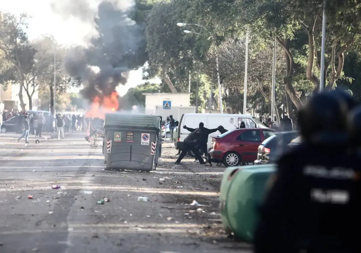 Imagen de los disturbios de 2021 donde intervino la UIP ante los manifestantes.