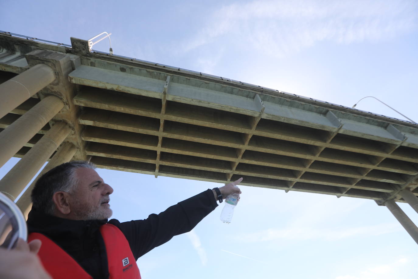 Fotos, debajo del Puente Carranza: así se ve el coloso bajo el mar