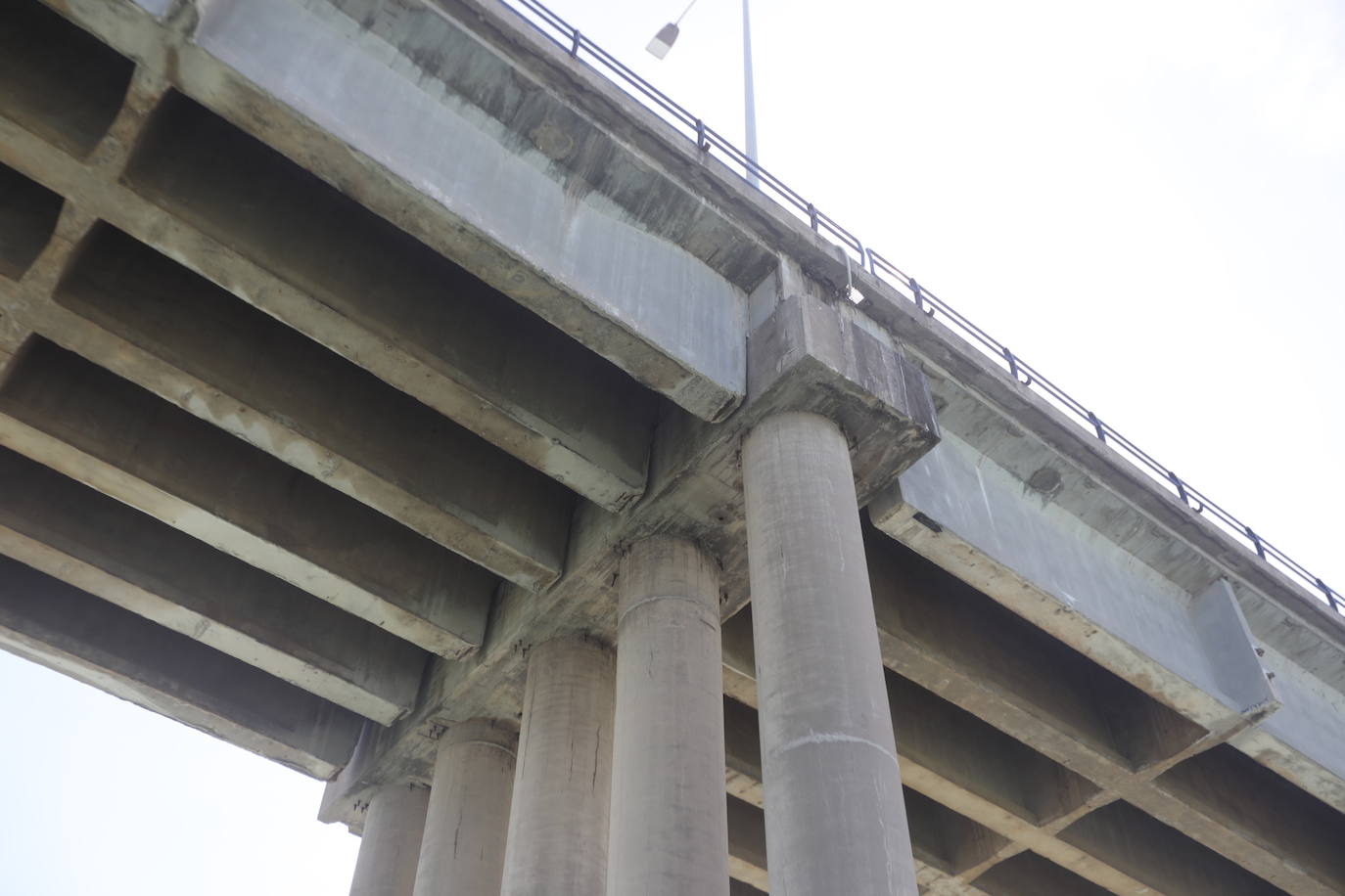 Fotos, debajo del Puente Carranza: así se ve el coloso bajo el mar