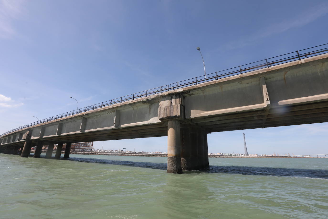 Fotos, debajo del Puente Carranza: así se ve el coloso bajo el mar