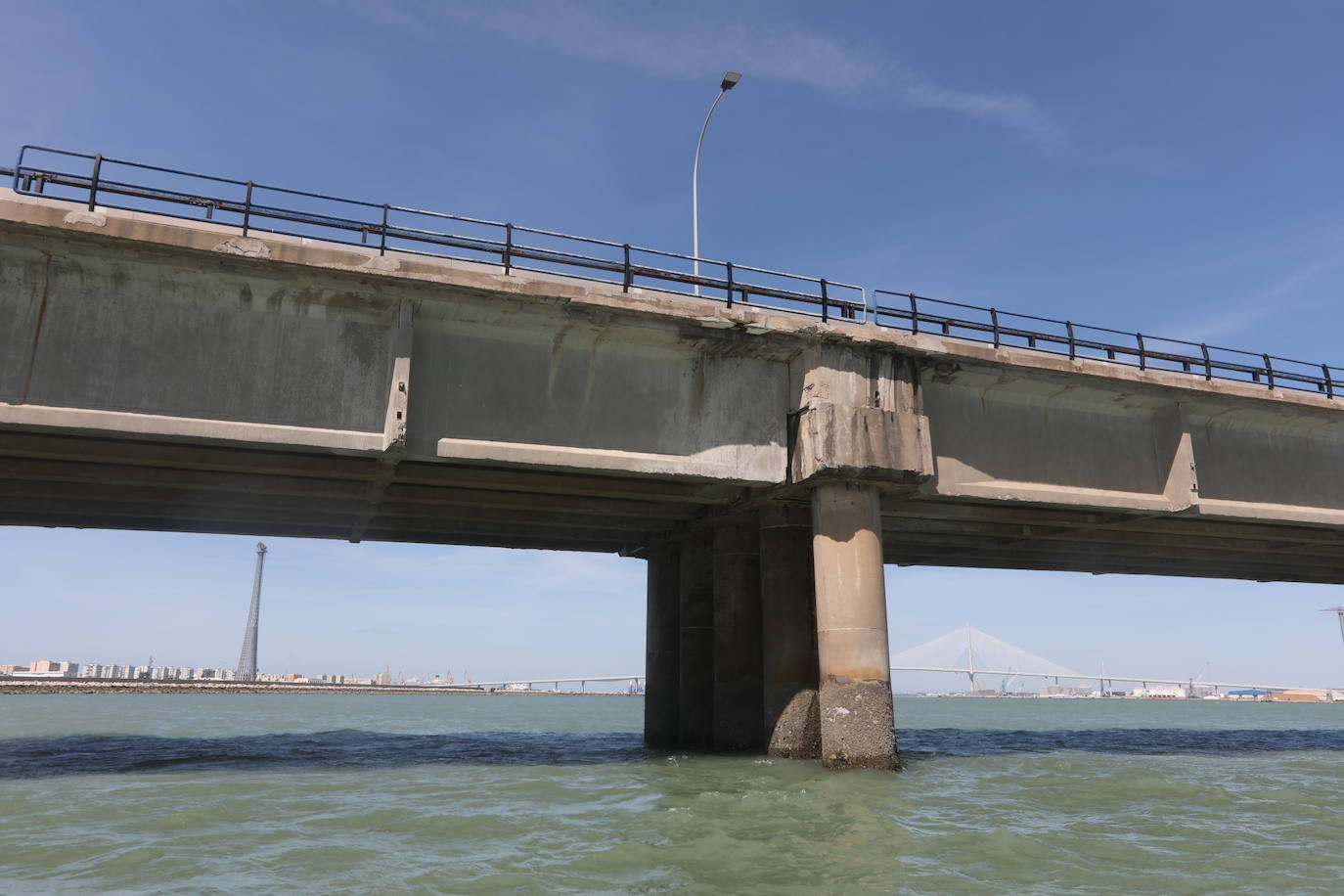 Fotos, debajo del Puente Carranza: así se ve el coloso bajo el mar