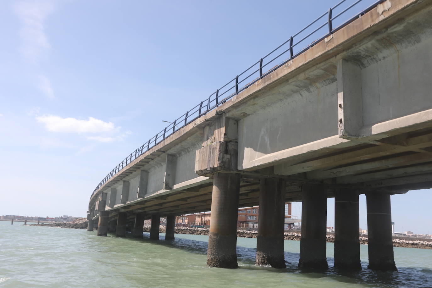 Fotos, debajo del Puente Carranza: así se ve el coloso bajo el mar