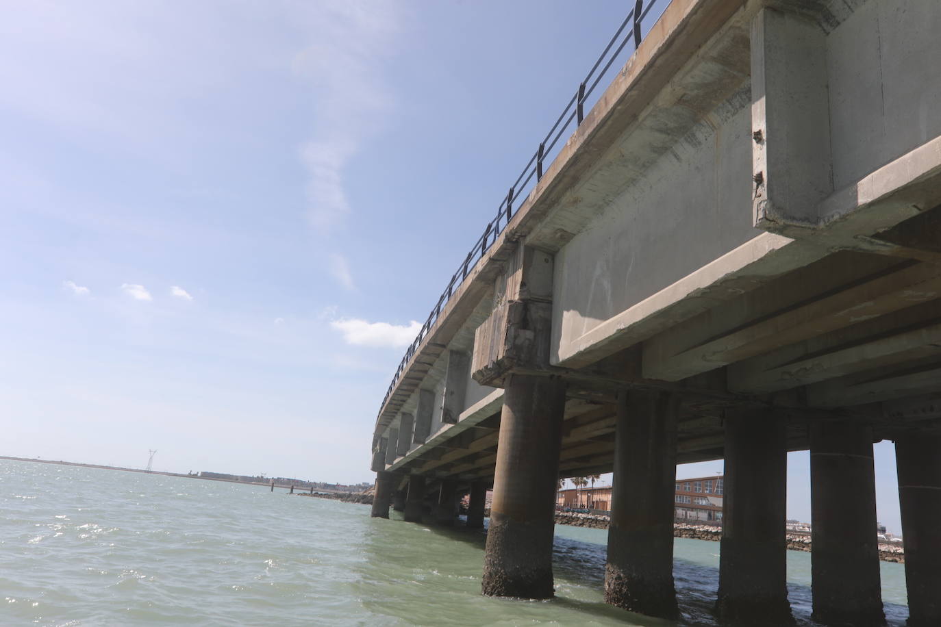 Fotos, debajo del Puente Carranza: así se ve el coloso bajo el mar