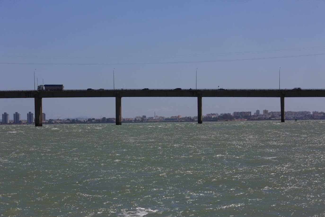 Fotos, debajo del Puente Carranza: así se ve el coloso bajo el mar