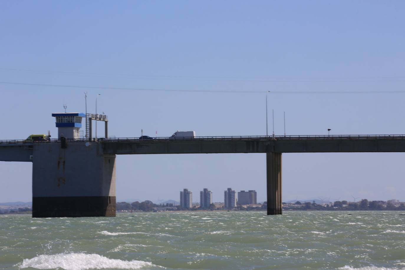 Fotos, debajo del Puente Carranza: así se ve el coloso bajo el mar