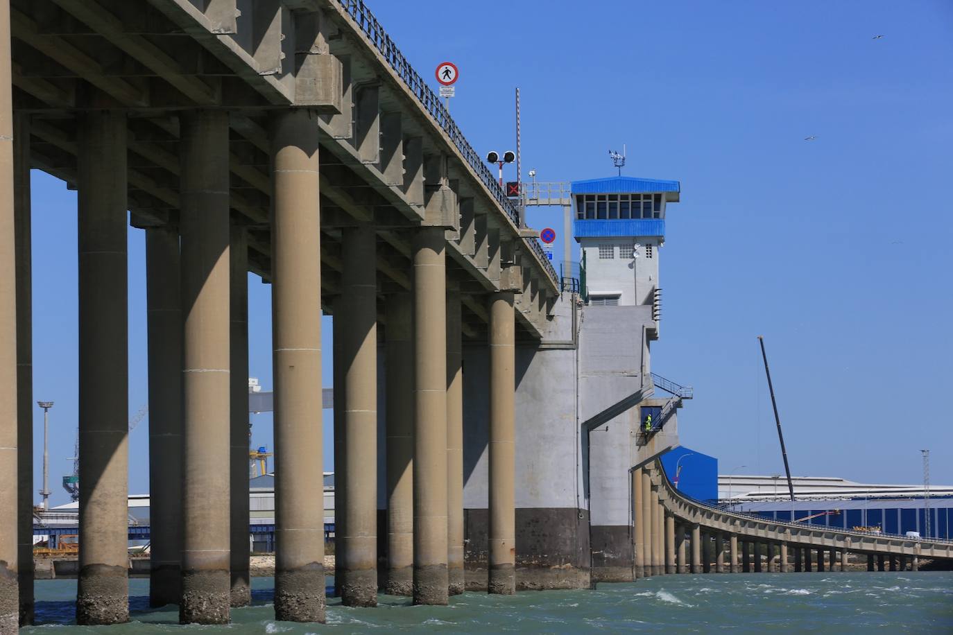 Fotos, debajo del Puente Carranza: así se ve el coloso bajo el mar