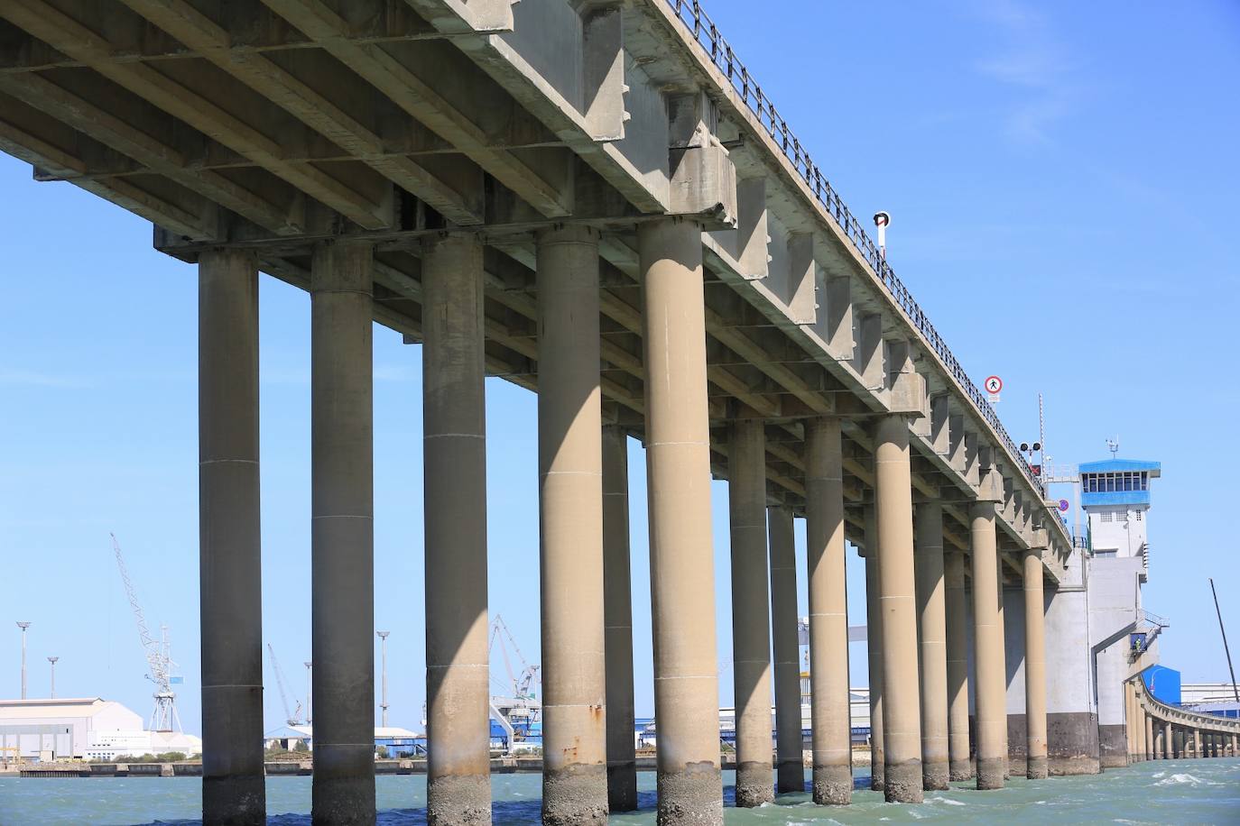 Fotos, debajo del Puente Carranza: así se ve el coloso bajo el mar