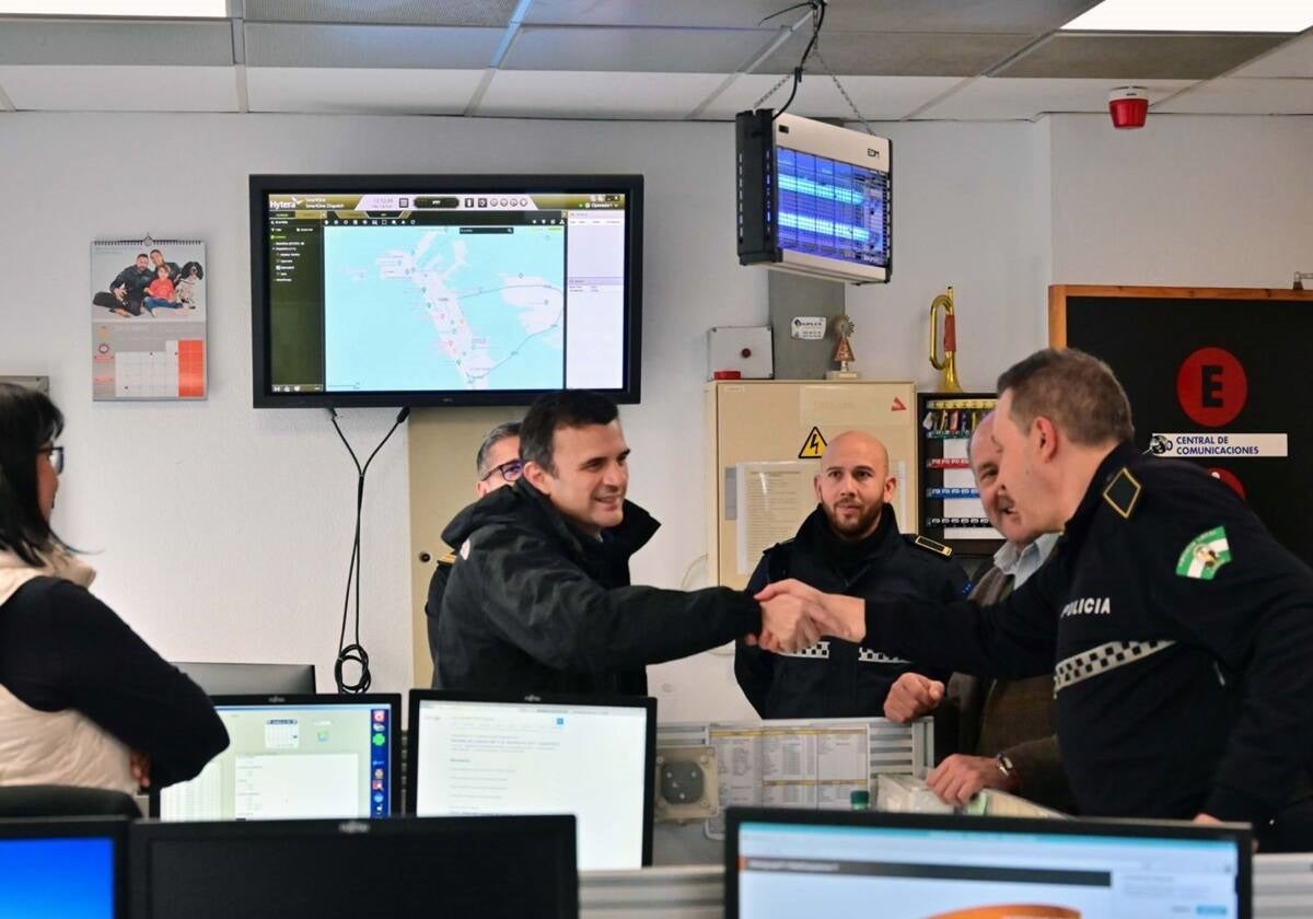 Visita del alcalde de Cádiz a la Policía Local