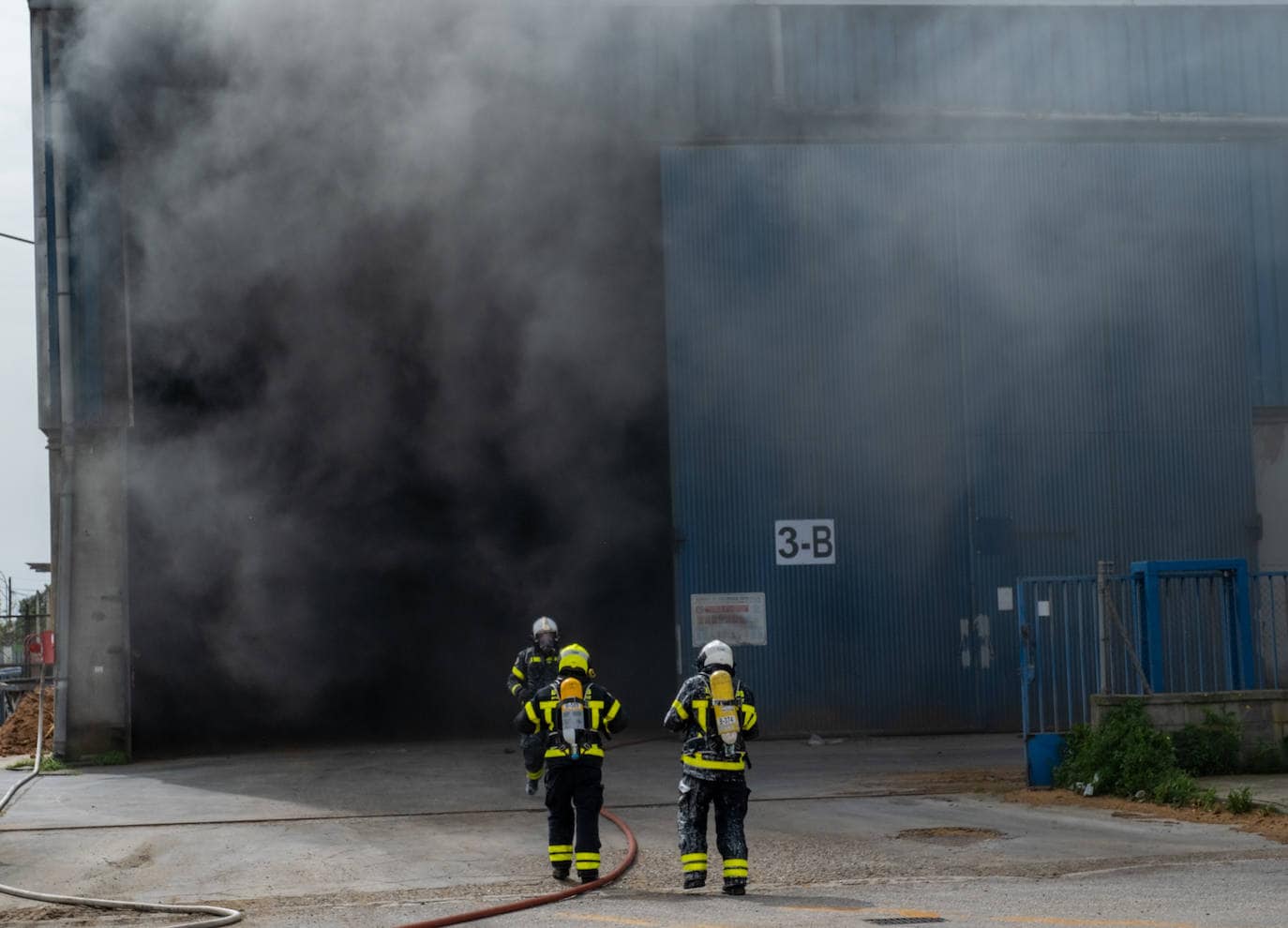 Fotos: Incendio en una nave en el polígono Trocadero de Puerto Real