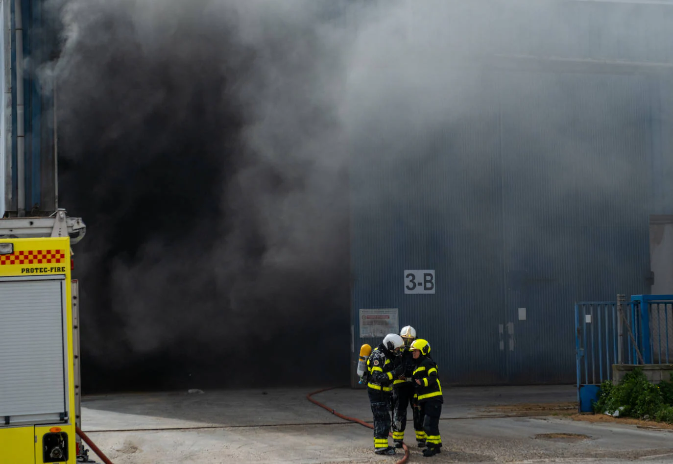 Fotos: Incendio en una nave en el polígono Trocadero de Puerto Real
