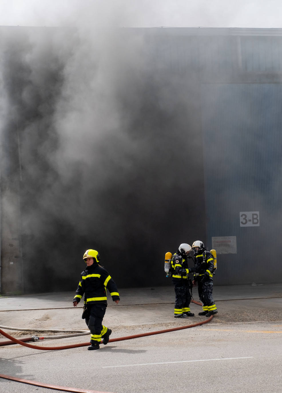 Fotos: Incendio en una nave en el polígono Trocadero de Puerto Real