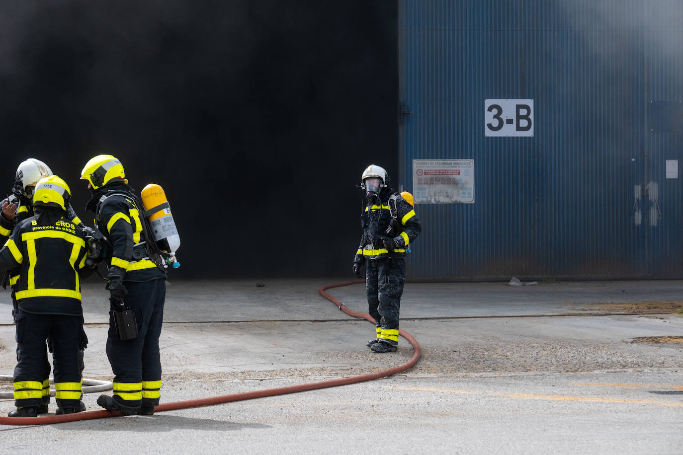 Fotos: Incendio en una nave en el polígono Trocadero de Puerto Real