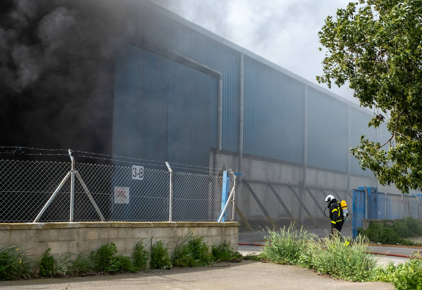 Fotos: Incendio en una nave en el polígono Trocadero de Puerto Real