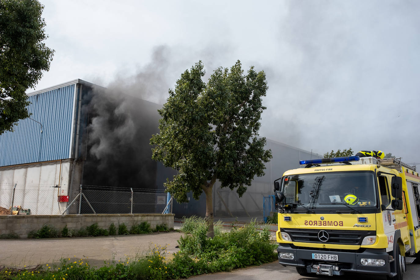 Fotos: Incendio en una nave en el polígono Trocadero de Puerto Real