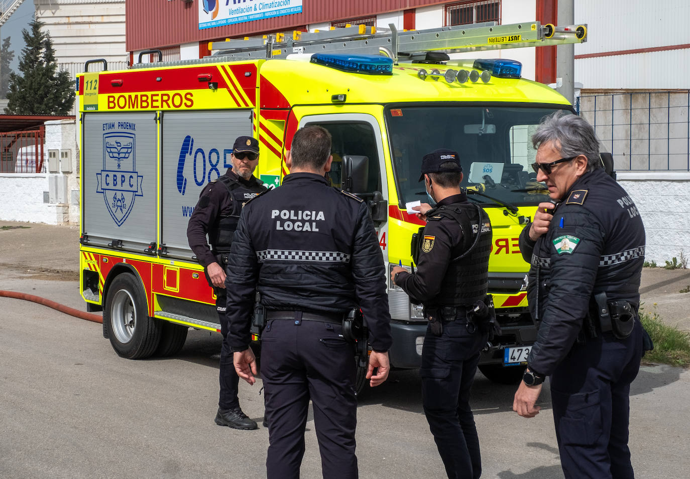 Fotos: Incendio en una nave en el polígono Trocadero de Puerto Real