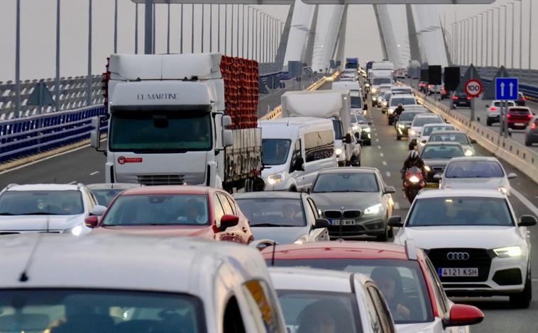 Imagen principal - Retenciones en la entrada de Cádiz este lunes