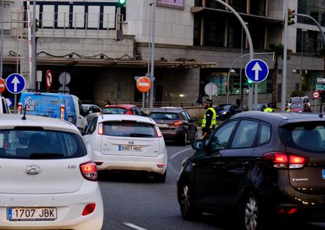 Imagen secundaria 1 - Retenciones en la entrada de Cádiz este lunes