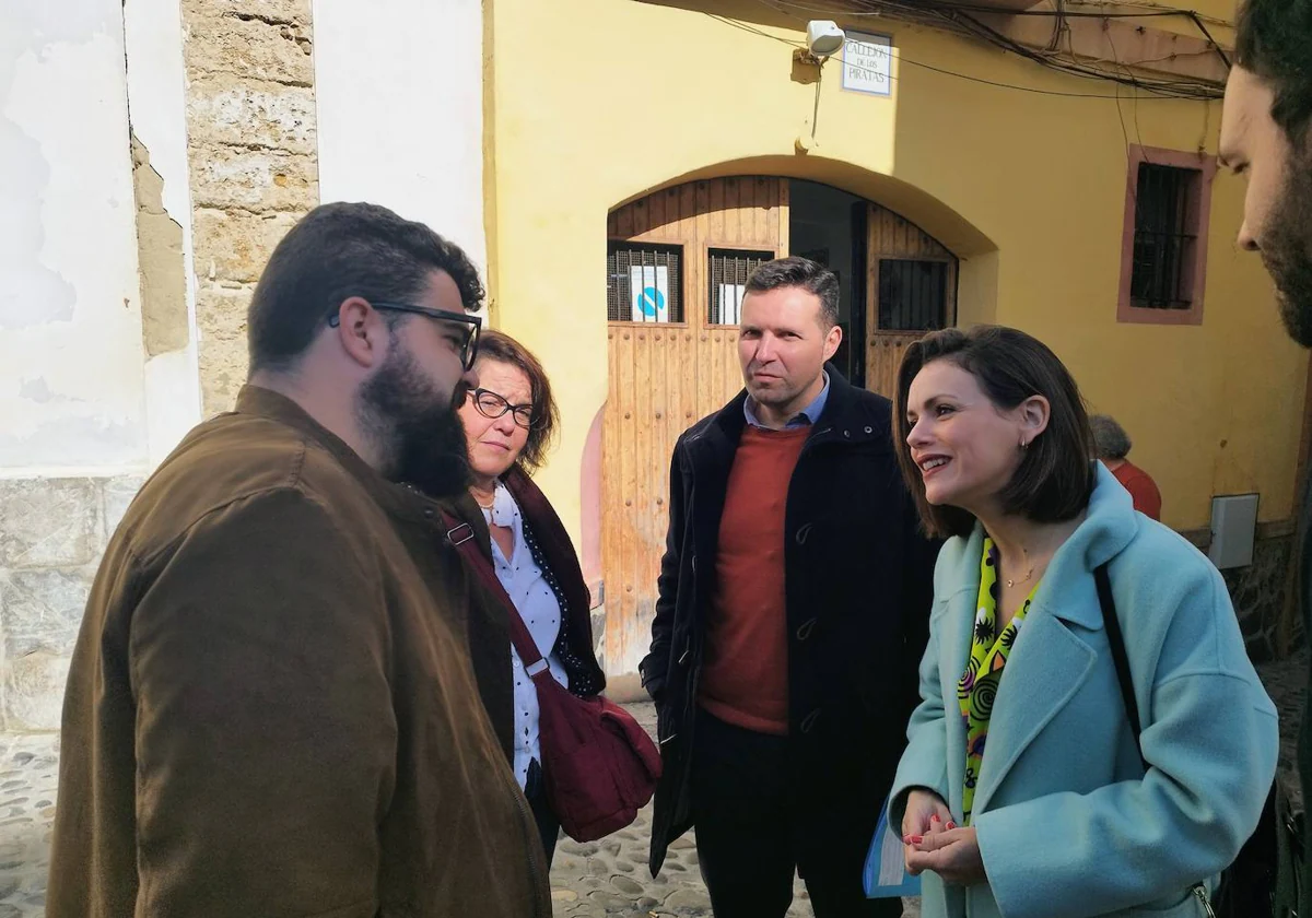 El cineasta José Manuel Rebollo charla con la teniente de alcalde Beatriz Gandullo