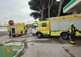 Incendio en un túnel de lavado de una gasolinera en Algeciras junto a bombonas de butano almacenadas