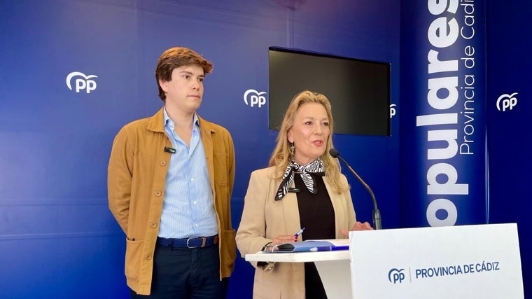 Macarena Lorente y Miguel Sastre durante su intervención este lunes en la sede del PP de Cádiz