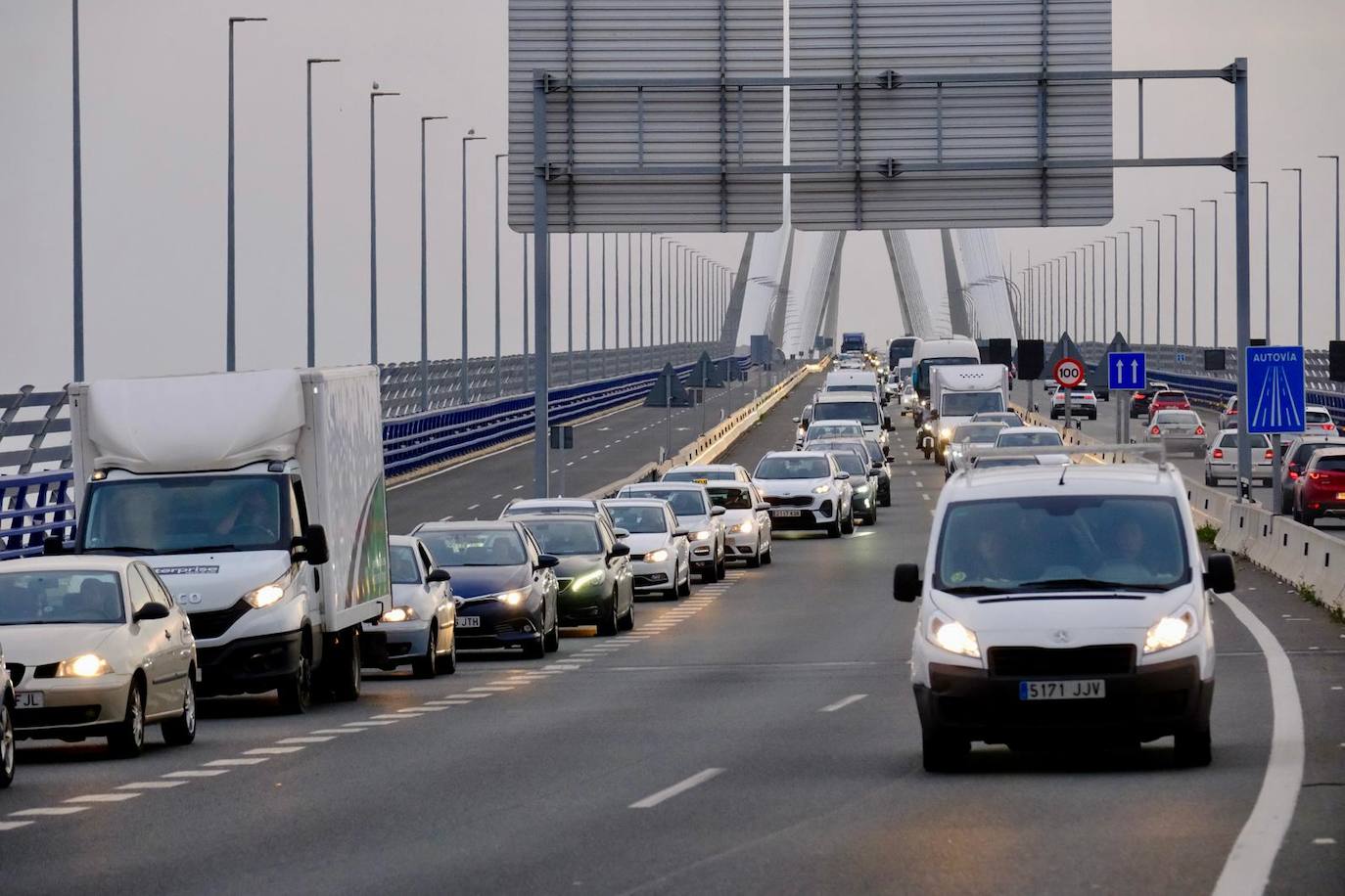 Fotos: Retenciones en la entrada de Cádiz el primer día sin el puente Carranza operativo