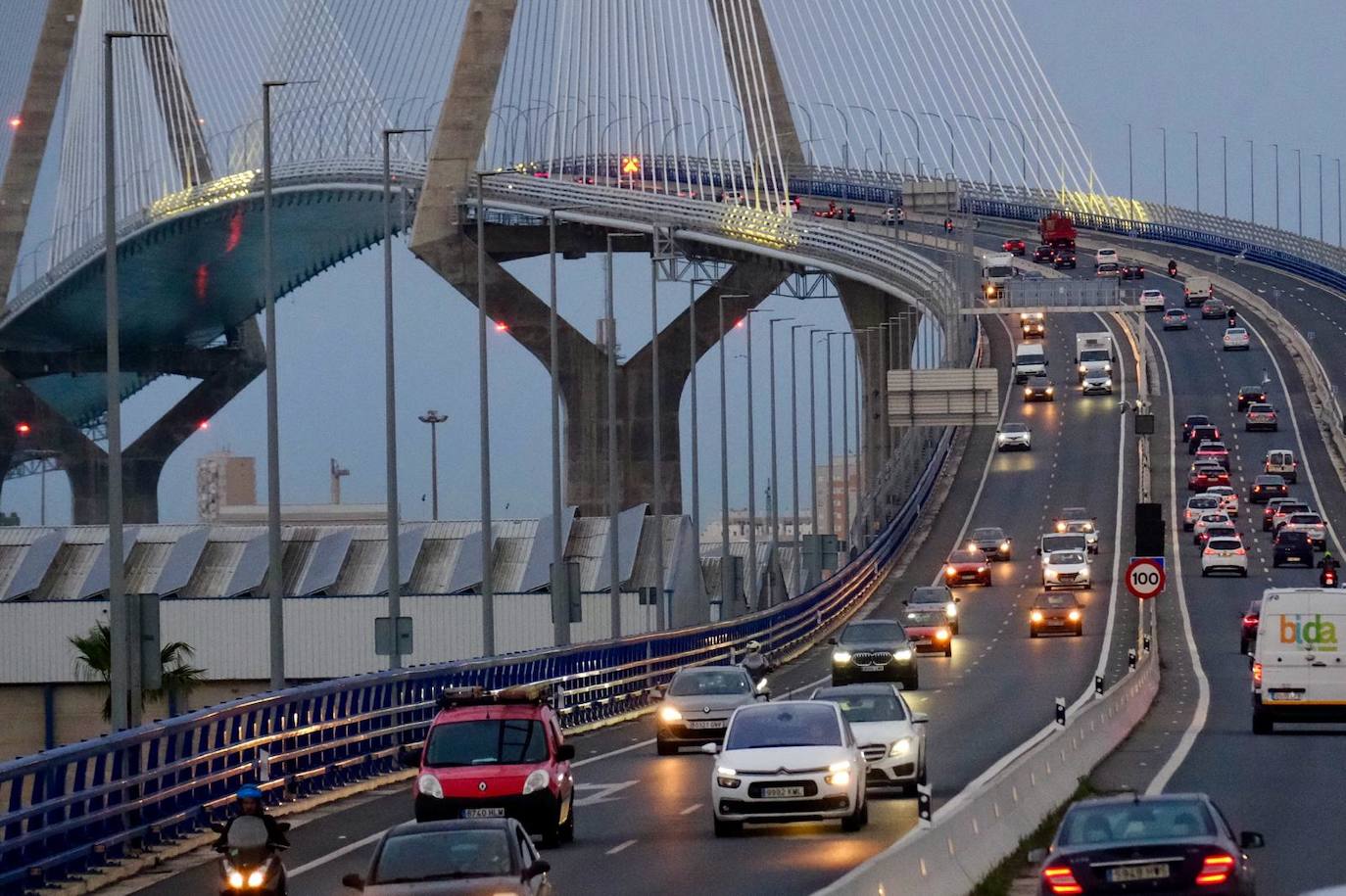 Fotos: Retenciones en la entrada de Cádiz el primer día sin el puente Carranza operativo