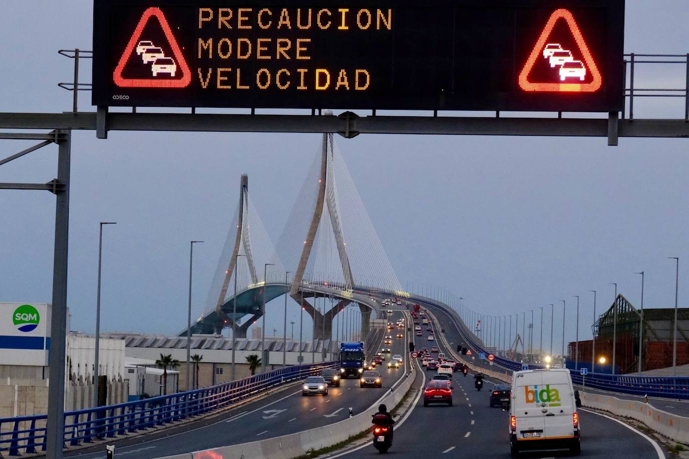 Fotos: Retenciones en la entrada de Cádiz el primer día sin el puente Carranza operativo