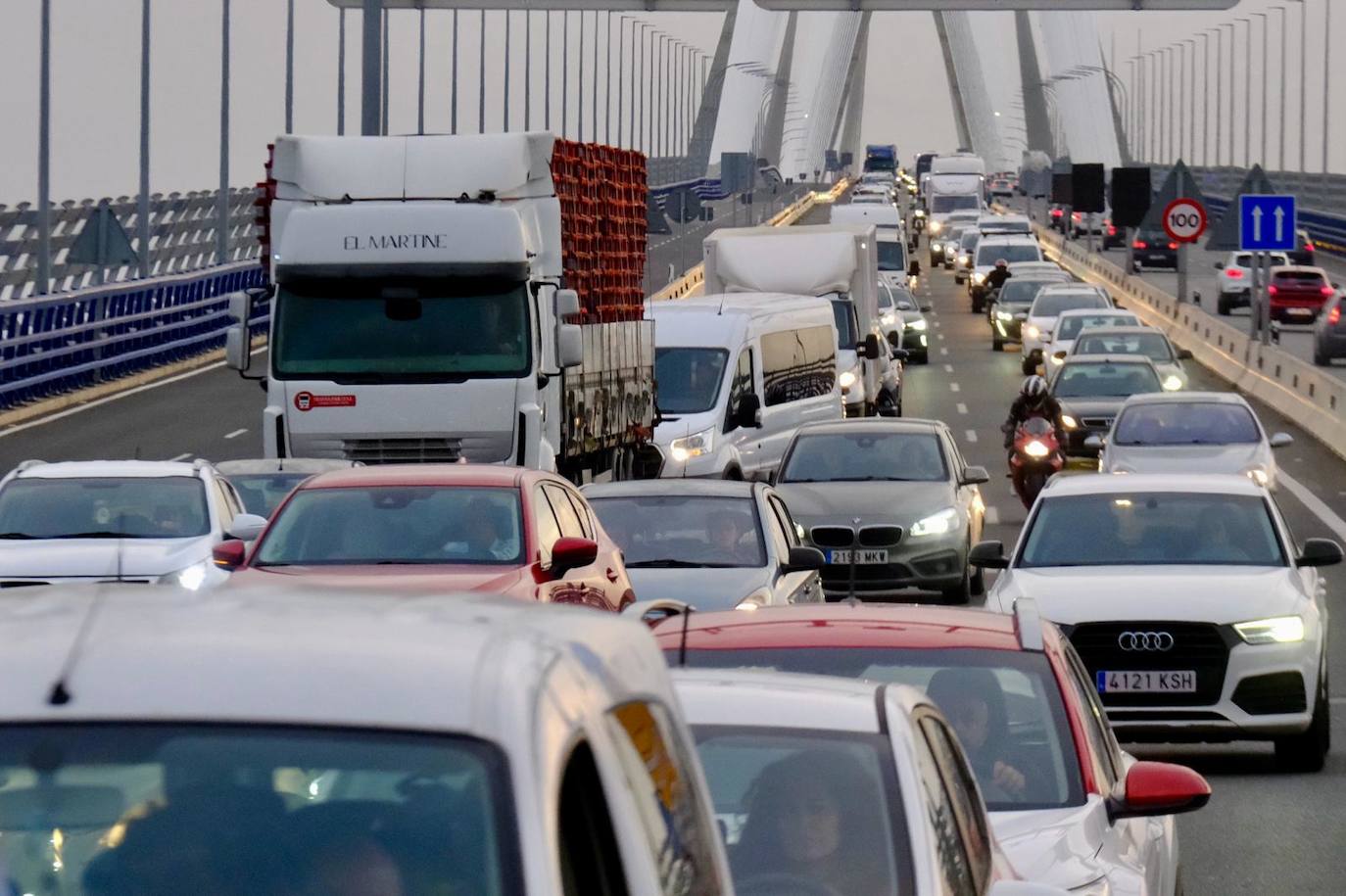Fotos: Retenciones en la entrada de Cádiz el primer día sin el puente Carranza operativo