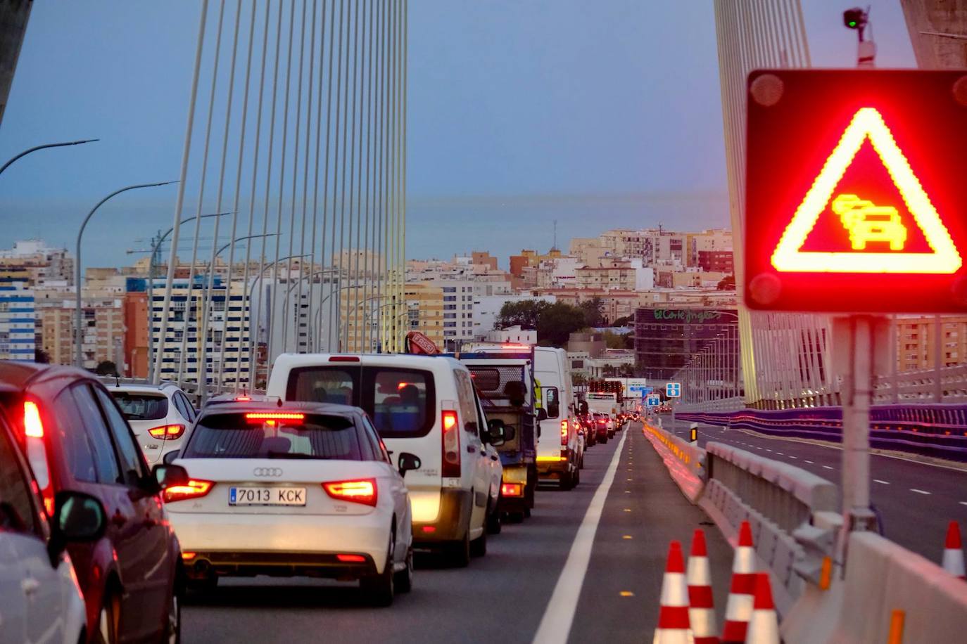 Fotos: Retenciones en la entrada de Cádiz el primer día sin el puente Carranza operativo